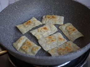 一面金黄了，翻面，再煎另一面