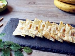 咬一口，咔嚓脆的云吞皮，馅料香香甜甜的，十分搭配