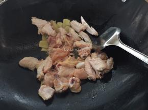 倒入鸡翅块翻炒至8分熟
