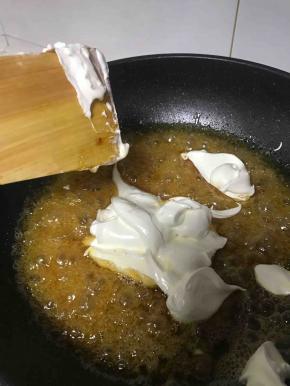 黄油翻拌好后加入之前打发好的蛋白粉翻拌均匀