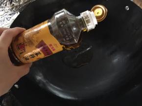 炒锅烧热，加入适量的菜籽油烧热

