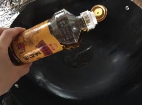 炒锅烧热，加入适量的菜籽油烧热
