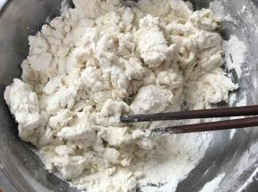 将250克面粉加入132克水和4克盐搅拌成絮状