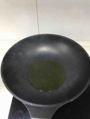 菜籽油烧制冒青烟，泼在面条上面的佐料上，泼的时候人站远一点，免得炸身上了