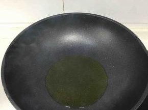 菜籽油烧制冒青烟，泼在面条上面的佐料上，泼的时候人站远一点，免得炸身上了