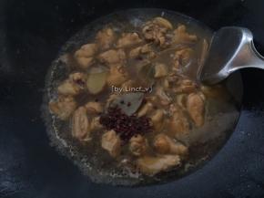 加入香叶和花椒
