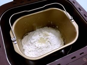 除黄油外所有的材料放进和面桶，糖和盐对角放，酵母放最上面