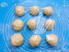 均匀地分成9份相同大小的面团，盖上保鲜膜醒发15分钟