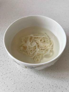 将羊肠衣冲洗一下，手轻一点，免得将肠衣弄破，清洗后放点黄酒浸泡半小时去味