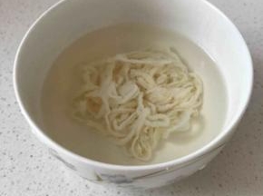 将羊肠衣冲洗一下，手轻一点，免得将肠衣弄破，清洗后放点黄酒浸泡半小时去味