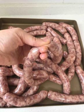 肉馅不能罐太满，也不能太少，用手捏扁到一半就可以顺利扎绳了，可以用牙签倾斜角度扎些洞，排除多余的空气