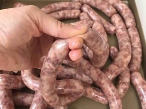 肉馅不能罐太满，也不能太少，用手捏扁到一半就可以顺利扎绳了，可以用牙签倾斜角度扎些洞，排除多余的空气