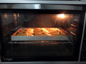 放入预热好的烤箱中，上火120度，下火150度，中层20分钟（上色满意后加盖锡纸直至烤完）