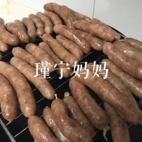 煮过的脆皮肠放烤架上晾凉