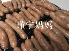 煮过的脆皮肠放烤架上晾凉