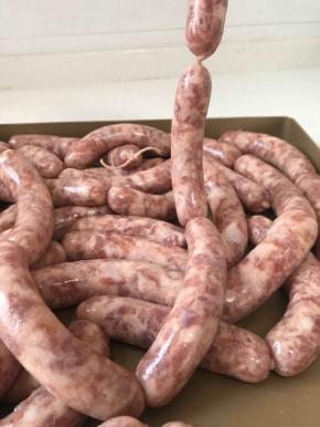 罐好后用棉绳分段扎紧，也可以罐一节扎一节，那样费时间一点，但是新手可以试试，不容易破肠