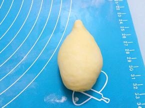 取一个面团，揉成水滴状