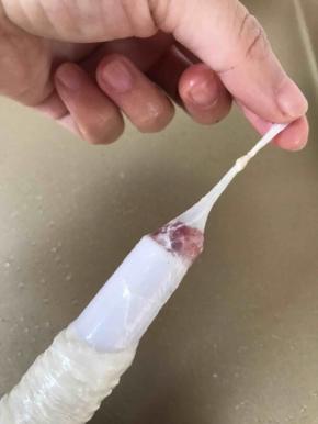 将肠衣整条的套在灌肠工具漏斗处，这一步可以先将肉馅挤压一点到漏斗口的地方，借助油脂的润滑作用，很容易就可以将肠衣套进去，肠头记得打个结