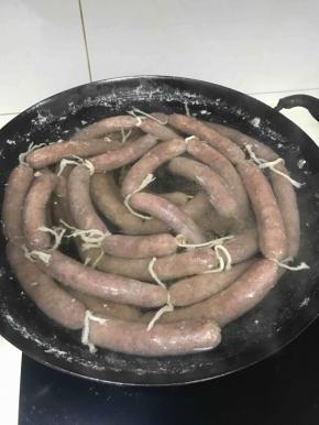 风干的脆皮肠冷水入锅，中火煮至水微微开时转开小火煮10至15分钟，用牙签扎一下排气，全程不要盖盖子，香肠浮在水面基本就熟了，整个过程水不要煮沸腾