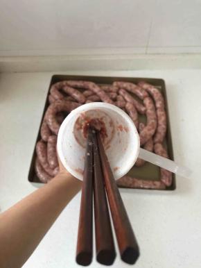 罐到最后里面还剩一点肉馅的时候记得用三根筷子同时往里面桶，最后会将灌肠工具里面肉馅全部弄出来，特别干净，一点也不浪费的