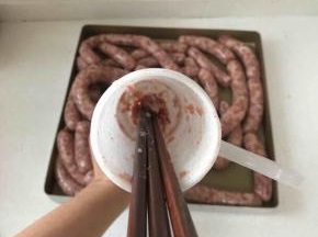 罐到最后里面还剩一点肉馅的时候记得用三根筷子同时往里面桶，最后会将灌肠工具里面肉馅全部弄出来，特别干净，一点也不浪费的