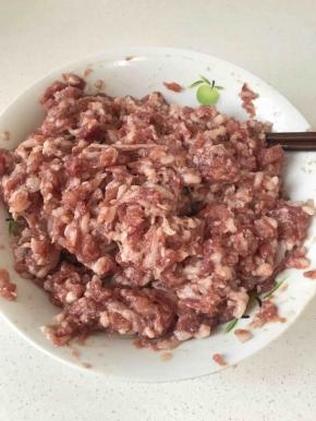 用筷子顺时针搅拌均匀加入淀粉、葡萄酒和水，继续搅拌均匀至起劲，有粘性即可，盖上保鲜膜放冰箱冷藏半小时，冷藏这一步不能省略啊