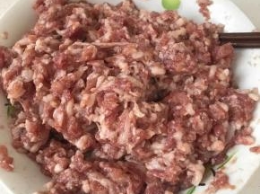 用筷子顺时针搅拌均匀加入淀粉、葡萄酒和水，继续搅拌均匀至起劲，有粘性即可，盖上保鲜膜放冰箱冷藏半小时，冷藏这一步不能省略啊