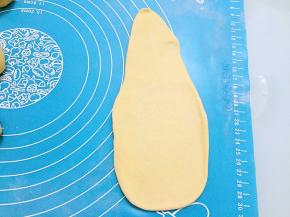 用擀面杖擀成长三角形的形状