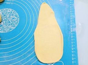 用擀面杖擀成长三角形的形状