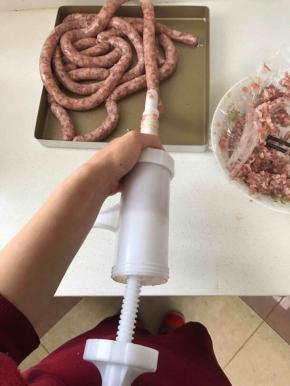 灌肠工具的一头顶下自己的肚子位置，用力往前挤压，这个挤压的力度要控制好，不然香肠容易破裂，这是我觉得最好用的灌肠方法，两斤肉，十几分钟就罐好了