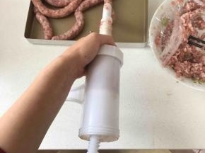 灌肠工具的一头顶下自己的肚子位置，用力往前挤压，这个挤压的力度要控制好，不然香肠容易破裂，这是我觉得最好用的灌肠方法，两斤肉，十几分钟就罐好了