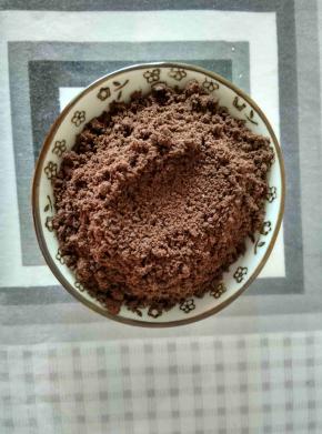 用刮刀把奥利奥饼干中间的奶油夹心刮掉，并把它用擀面杖敲碎