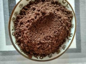 用刮刀把奥利奥饼干中间的奶油夹心刮掉，并把它用擀面杖敲碎