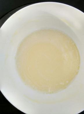 淡奶油加和油用手抽搅拌均匀待用