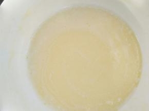淡奶油加和油用手抽搅拌均匀待用