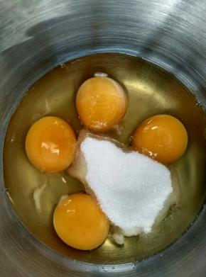 鸡蛋液里加入糖用手抽搅拌一下