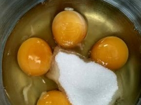 鸡蛋液里加入糖用手抽搅拌一下
