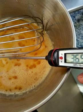 隔热水至糖溶化，蛋液温度在37度左右