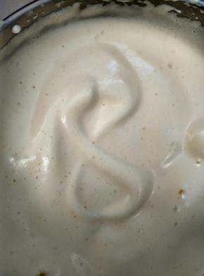 用电动打蛋器中速打发至画8字不消失即可