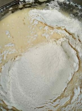 筛入低粉搅拌均匀