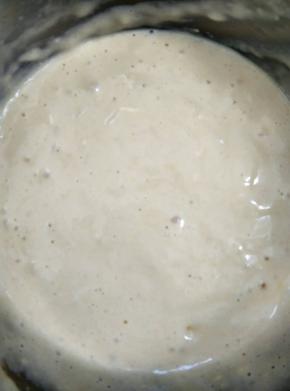 加入淡奶油和油的混合液体，快速搅拌均匀