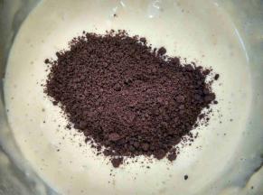 加入奥利奥饼干碎搅拌均匀