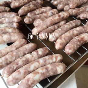 晾凉后的脆皮肠可以直接放锅里加一点点油煎两三分钟，或者蒸，或者烤，还可以炒菜炒饭的时候加一点，特别好吃