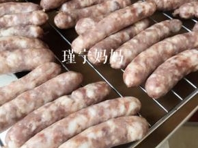 晾凉后的脆皮肠可以直接放锅里加一点点油煎两三分钟，或者蒸，或者烤，还可以炒菜炒饭的时候加一点，特别好吃