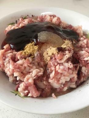 1000克猪肉馅，买前腿肉，让卖肉的直接绞成香肠用的大颗粒的肉，有颗粒感口感更好，绞好的肉里加入盐、糖、姜粉、红曲粉、蜂蜜、黑胡椒和蚝油