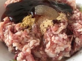 1000克猪肉馅，买前腿肉，让卖肉的直接绞成香肠用的大颗粒的肉，有颗粒感口感更好，绞好的肉里加入盐、糖、姜粉、红曲粉、蜂蜜、黑胡椒和蚝油
