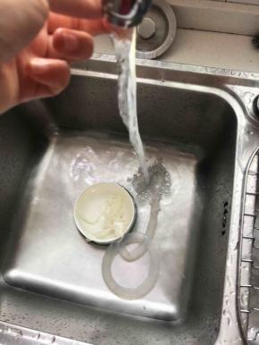 泡好的肠衣放自来水龙头冲洗几遍