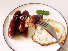 女儿的早餐，几根脆皮肠配上荷包蛋，再来杯牛奶，特别有感觉