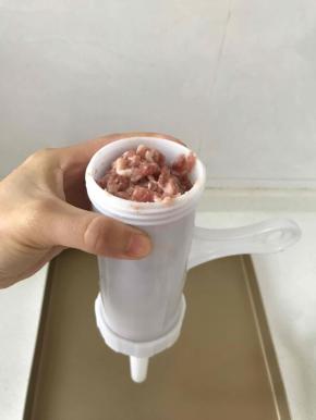 将冷藏过的肉馅装入灌肠工具，因为工具比例小，每次只能装入一部分