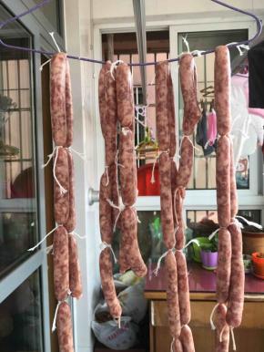 扎好绳子后挂在阴凉通风处晒至表皮略干爽即可(不需要晒太阳)，一般两小时就差不多啦